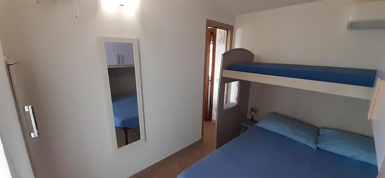Apartamento Fronte Mare Attico Indipendente Ed Esclusivo Con Terrazza Panoramica Isola Rossa Exterior foto